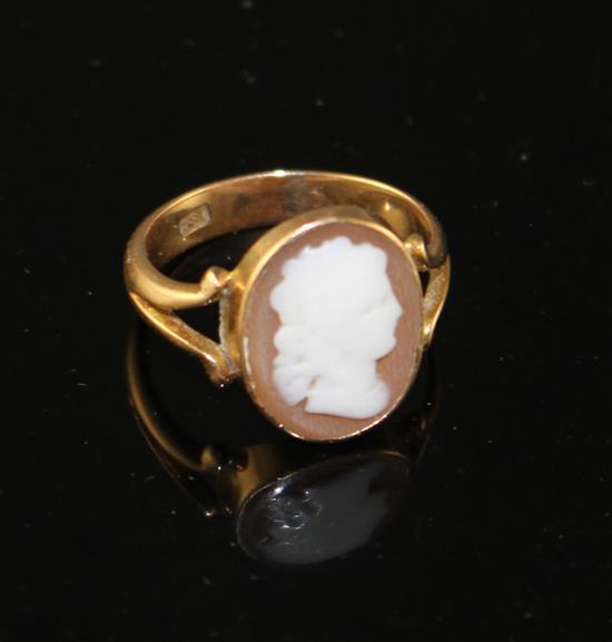 An early 20th century 18ct and oval cameo set dress ring, carved with the head of a lady to sinister,